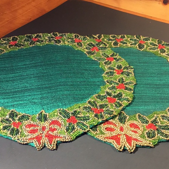 Vtg. 2 Christmas Green Satin & Glass Beads Linen Table Toppers - Picture 11 of 16